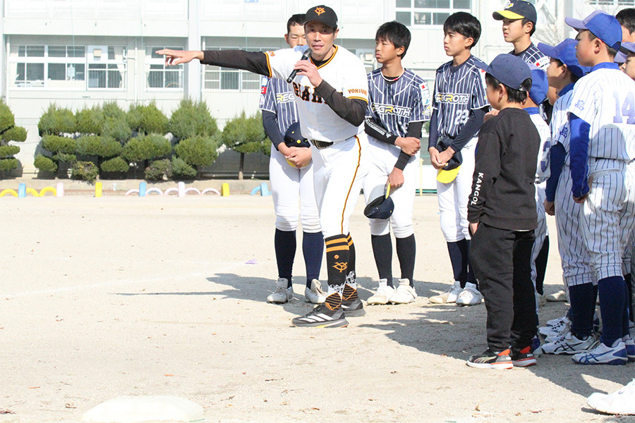 野球教室を行った巨人・鈴木尚広コーチ【写真：編集部】