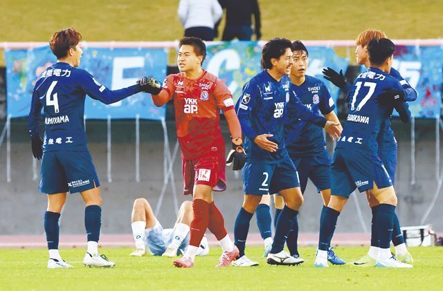 ＦＣ大阪と引き分け、決勝進出を喜ぶ富山の選手たち＝県総合運動公園陸上競技場（上田友香撮影）