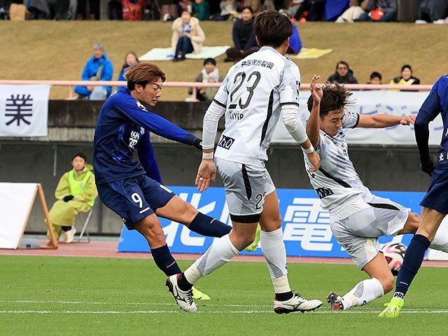 富山－ＦＣ大阪　前半、シュートを狙う富山の碓井（左）