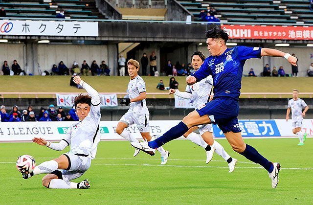 富山－ＦＣ大阪　後半、シュートを狙う松本