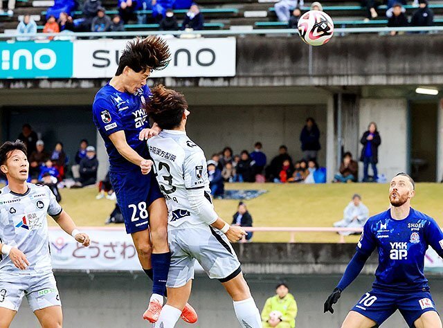 富山－ＦＣ大阪　前半３６分、頭でシュートを決める富山の布施谷＝県総合運動公園陸上競技場