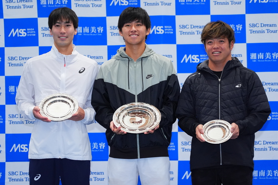 SBCドリームテニス、男子優勝の中川直樹（中央）、準優勝の綿貫陽介（左）、3位の片山翔。写真：田中研治（THE DIGEST WEB）