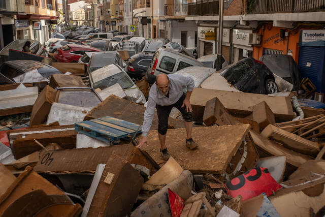 スペイン・バレンシアでがれきに覆われた通りを歩く男性。同国南部・東部では鉄砲水が発生、数時間で最大３００ミリの大雨に見舞われた地域もあった。死者の大半は２８年ぶりの豪雨となったバレンシア地方で発生した＝１０月３０日