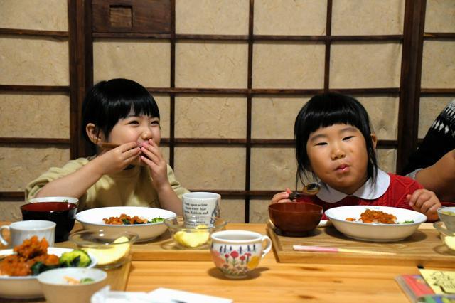 子ども食堂でご飯を食べる子どもたち=2024年12月4日午後5時43分、東京都豊島区、三宅梨紗子撮影