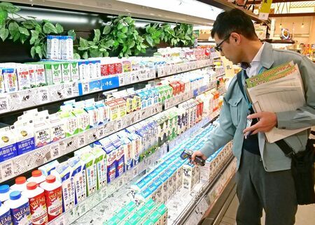 食品の表面温度を測る食品衛生監視員＝佐賀市のAコープ街かど畑