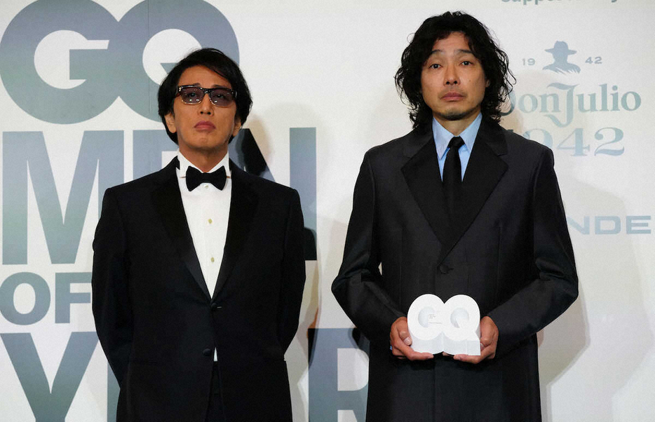 ＜GQ　MEN　OF　THE　YEAR　2024＞フォトセッションの臨む岡村靖幸（左）、斉藤和義（撮影・大城　有生希）