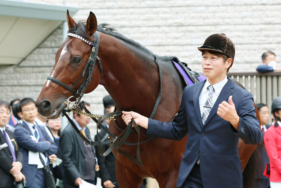 ドウデュースと前川助手。今年の 天皇賞・秋ではベストターンドアウト賞を受賞