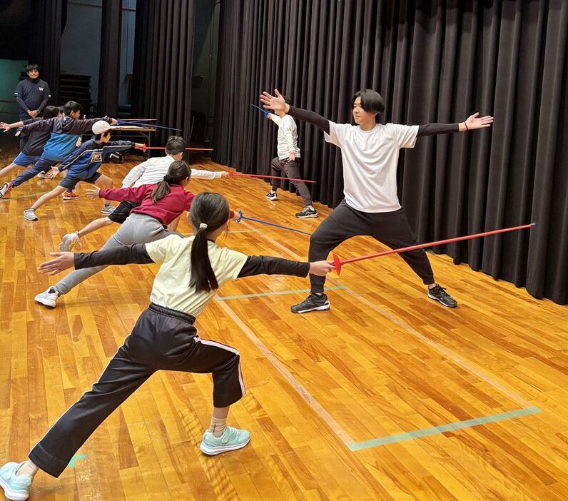 白浜町で１１月にあった体験会で、フェンシングを体験する子どもたち（和歌山県提供）