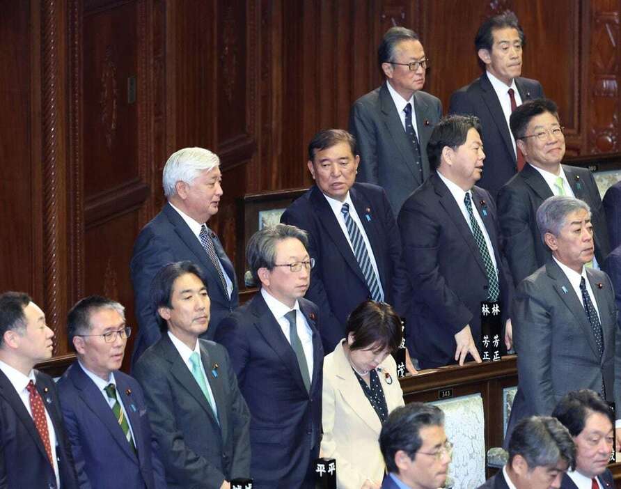 政治資金規正法再改正案に賛成、起立する石破茂首相（中央）＝17日午後、衆院本会議場（春名中撮影）