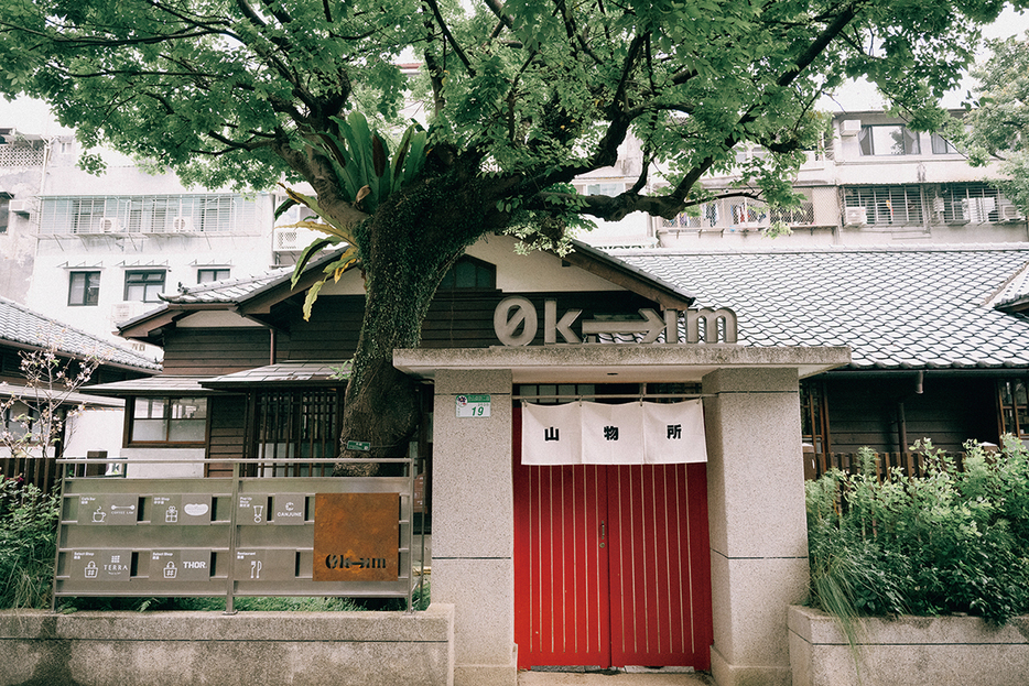 樹齢100年以上のタイワンエノキと真っ赤な扉が目印。