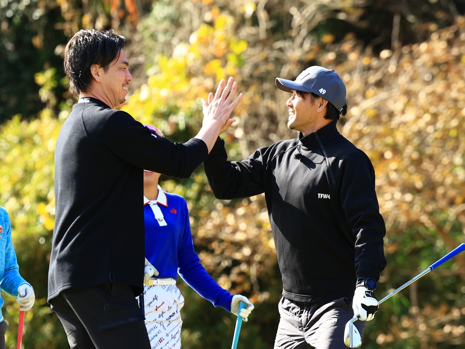 TEAMベースボールの前田健太(左)と健闘を称えあう松井