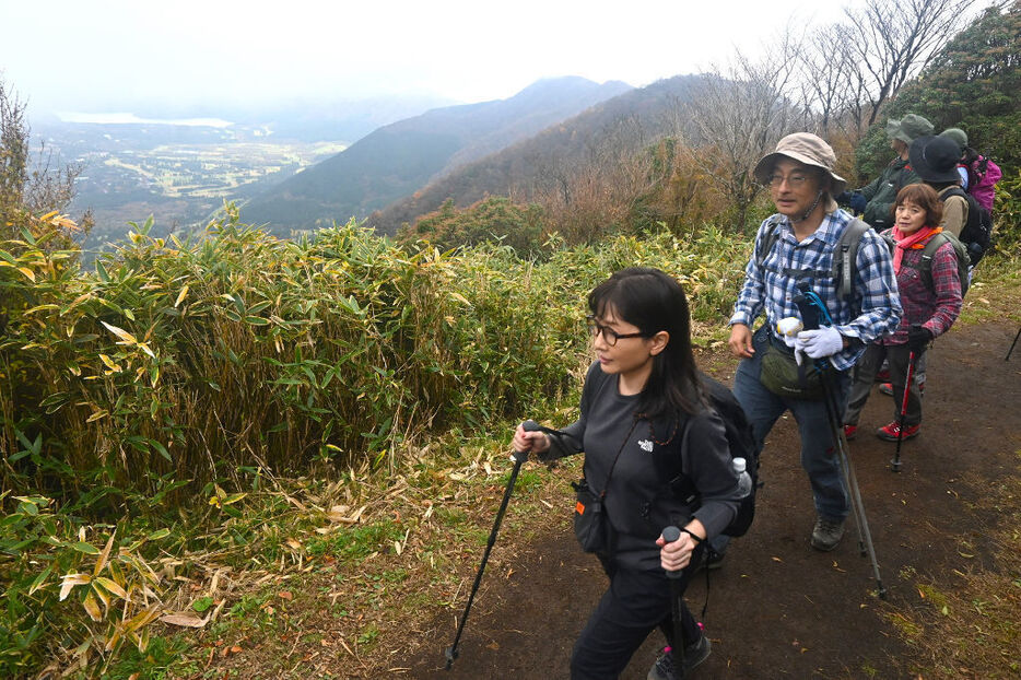 登山道の途中からは箱根方面の眺望も＝11月16日