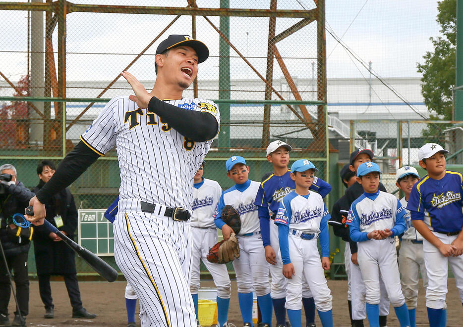 野球教室で豪快な打撃を披露する阪神佐藤輝（撮影・上山淳一）