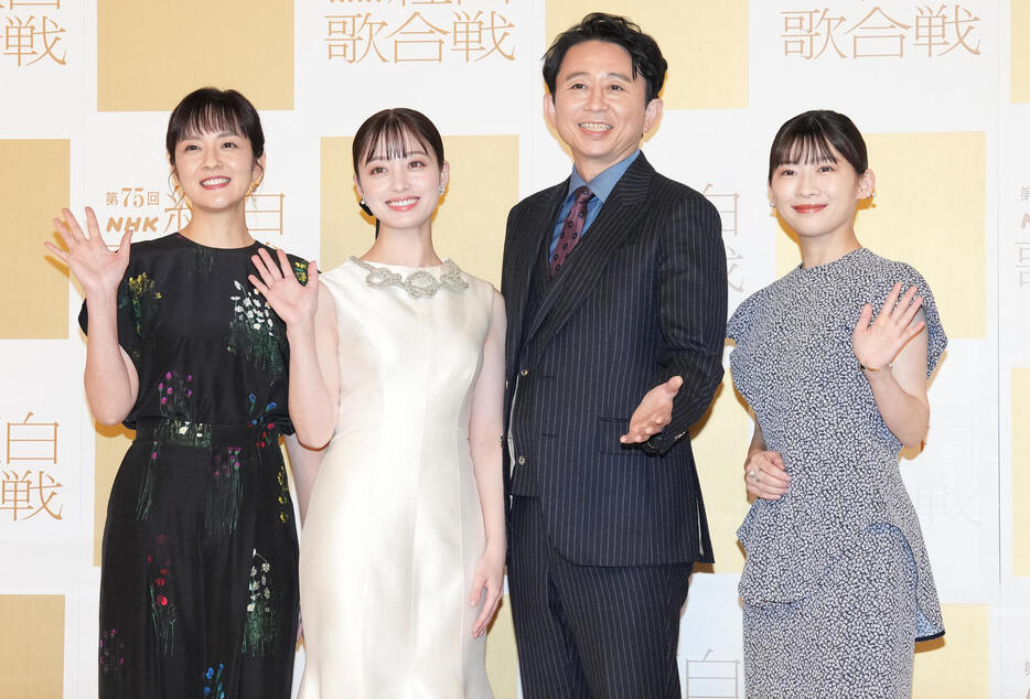 司会を務める、左からNHK鈴木奈穂子アナウンサー、橋本環奈、有吉弘行、伊藤沙莉は笑顔で写真に納まる（撮影・鈴木みどり）