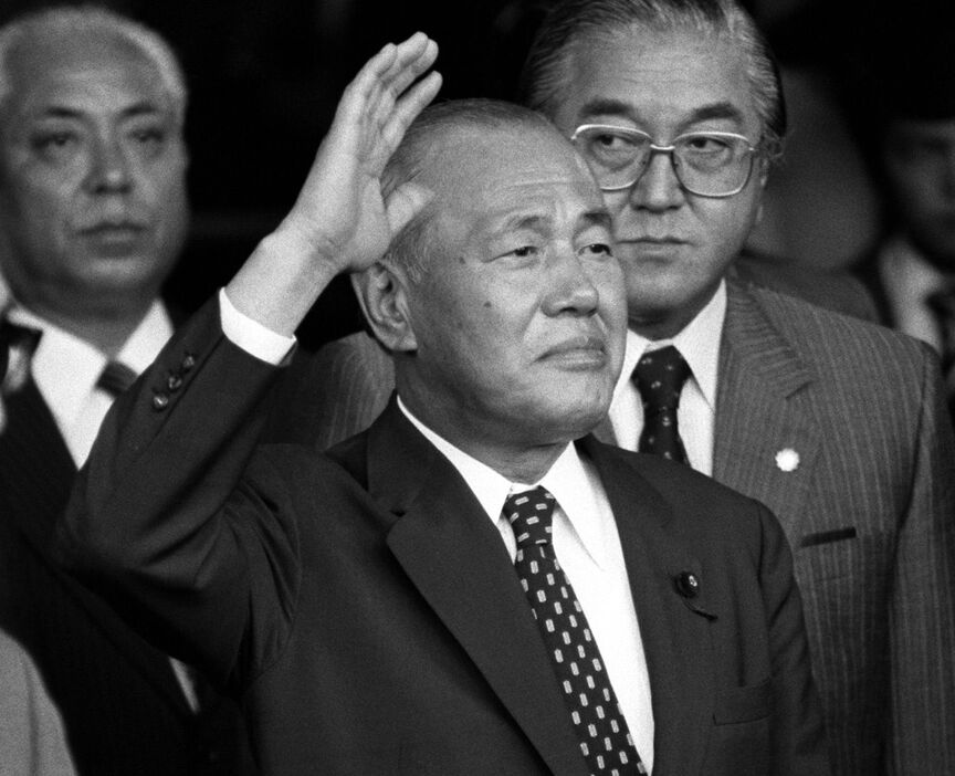 実刑判決を言い渡され東京地裁を出る田中角栄元首相＝1983（昭和58）年10月12日 - 写真＝共同通信社