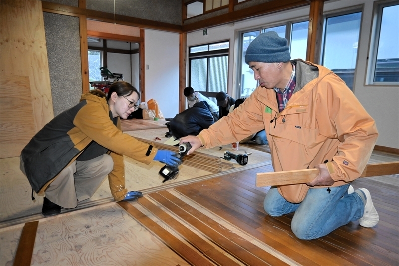 ゲストハウスのプレオープンへ向け準備を進める豊田さん（右）と妻千晴さん