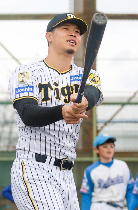 野球教室で豪快な打撃を披露する阪神佐藤輝（撮影・上山淳一）