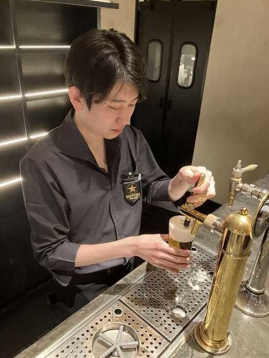 サッポロビールの体験拠点「THE BAR」ではスタッフがこだわりを持って黒ラベルを注いでくれる＝東京・銀座（福田涼太郎撮影）