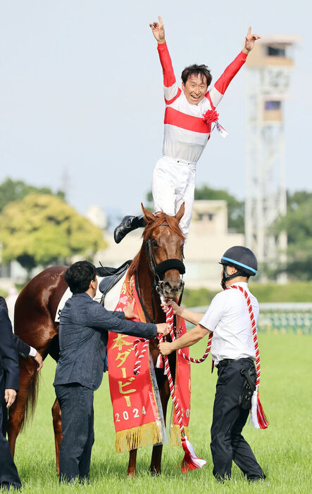 日本ダービーを制しダノンデサイルからフライングディスマウントを披露する横山典弘騎手。　（カメラ・高橋　由二）