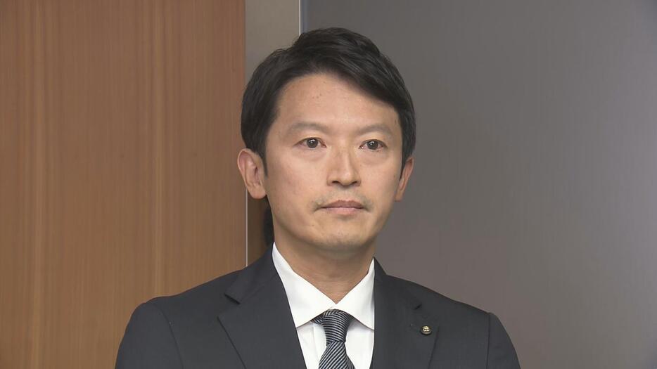 囲み取材に応じる斎藤知事