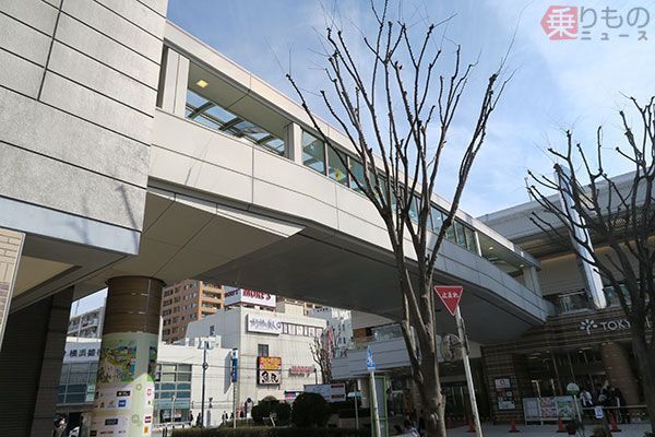 商業施設「エトモ中央林間」（手前）と「中央林間東急スクエア」とをつなぐ連絡通路（乗りものニュース編集部撮影）。