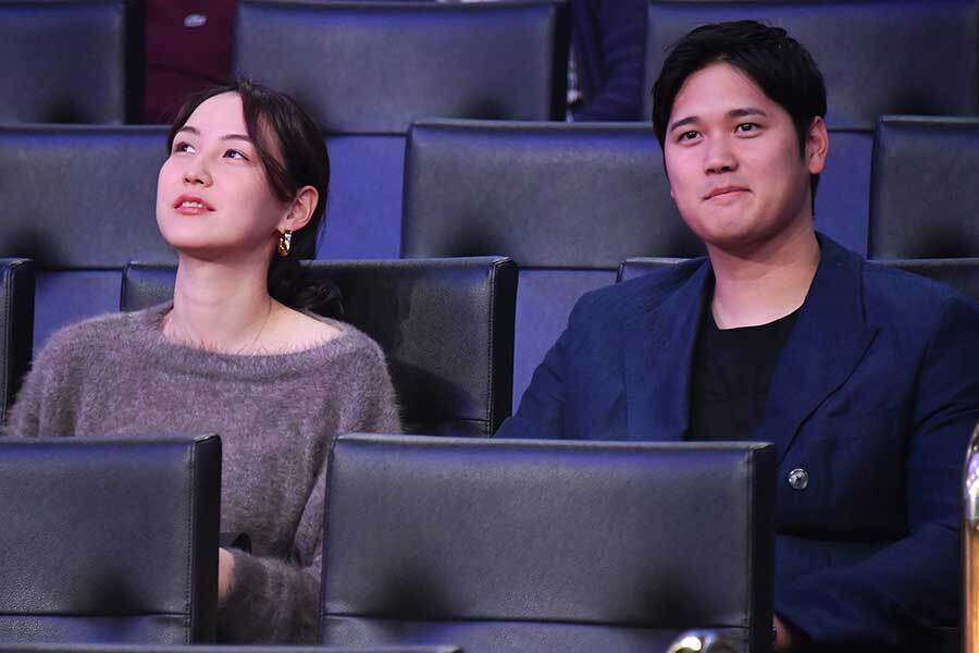 ドジャースの大谷翔平と真美子夫人（左）【写真：Getty Images】