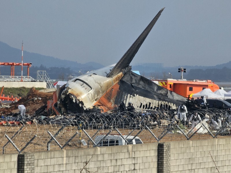 韓国南西部の務安国際空港の事故で大破した旅客機＝全羅南道務安郡で2024年12月30日、日下部元美撮影