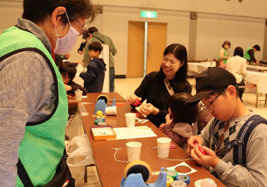 紙コップなどでけん玉を作る来場者（大津市本丸町・市生涯学習センター）