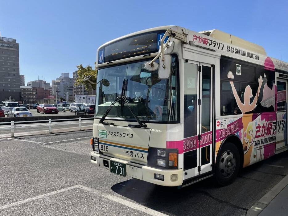 佐賀駅バスセンターに停車する佐賀市営バス