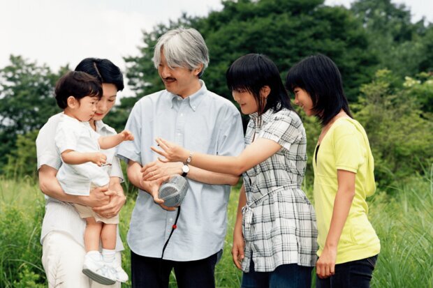 那須御用邸に滞在中、姉の眞子さんからトンボを手渡される1歳の悠仁さま（2008年8月）