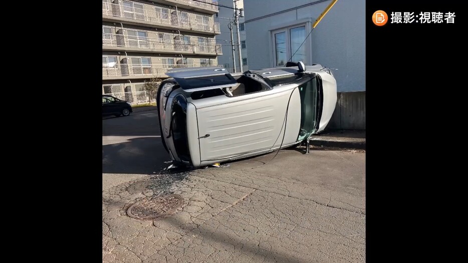 横転した車両（撮影：視聴者）