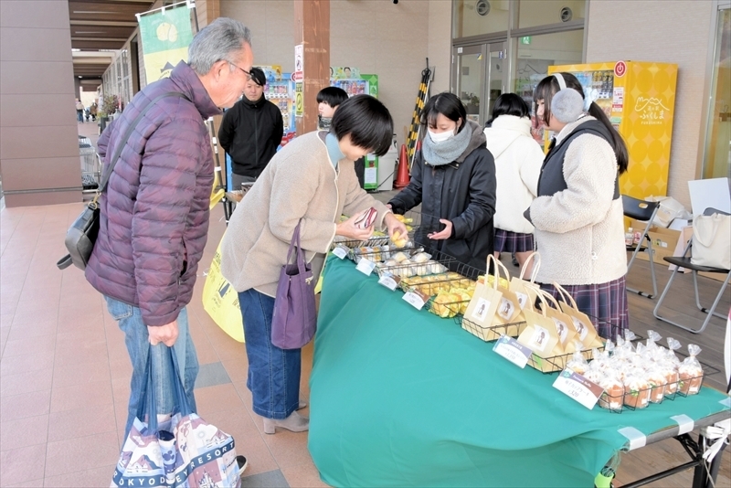 信夫山のユズを使った菓子が並んだ会場