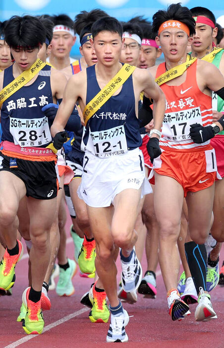 勢いよくスタートした八千代松陰・鈴木琉胤（中央）ら男子１区の選手たち（カメラ・渡辺　了文）