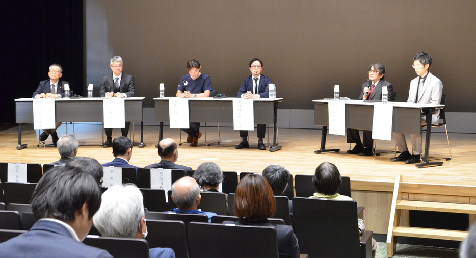 来場者と議論を交わすシンポジストたち＝8日、鹿児島県奄美市名瀬のアマホームPLAZA