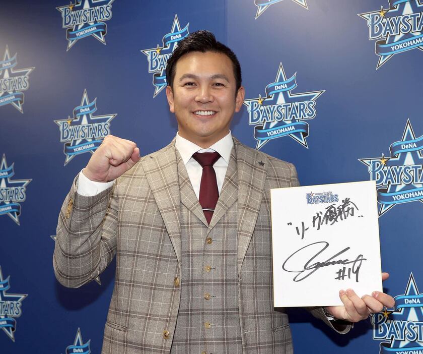 契約更改を終え、会見を行ったDeNA・山崎康晃。来シーズンの目標は『リーグ優勝』＝横浜市のDeNA球団事務所（撮影・荒木孝雄）