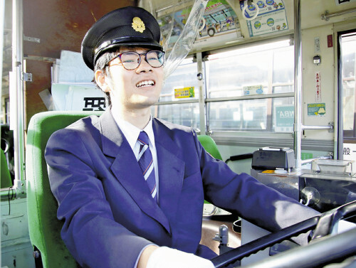 憧れのバスの運転席で笑みを浮かべる高阿田さん（水戸市で）