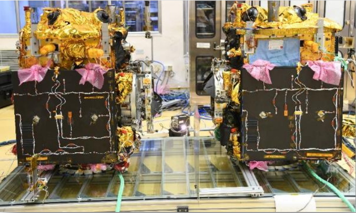 ドッキング技術の実証を行うSpaDeXミッションの人工衛星「SDX01」（左）と「SDX02」（右）（Credit: ISRO）