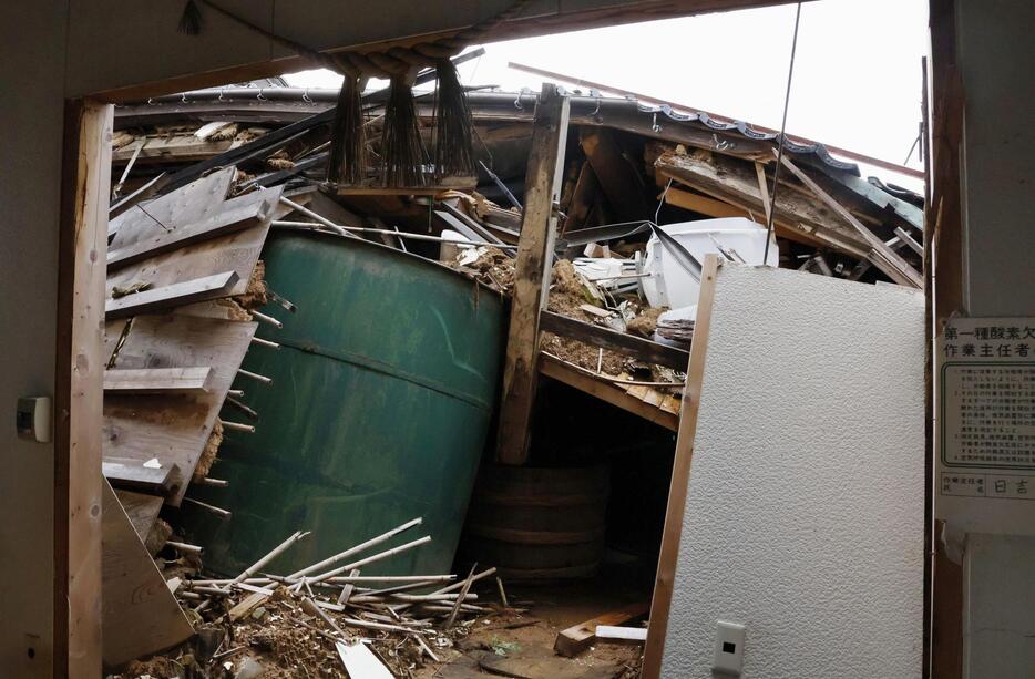 地震で全壊した「日吉酒造」の酒蔵。在庫も9割失った＝3日、石川県輪島市河井町