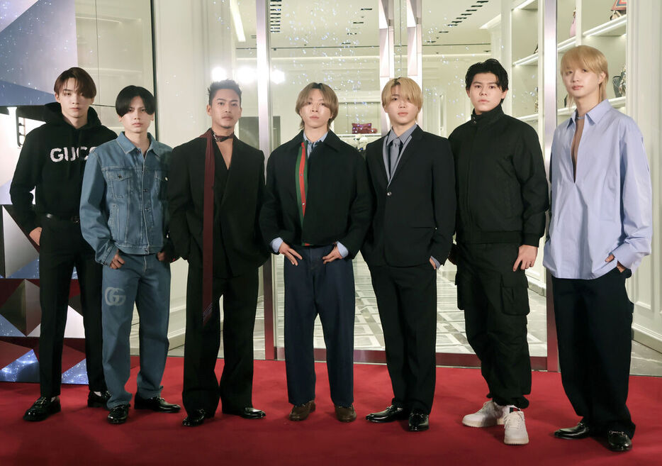 「グッチ六本木　オープニングイベント」に出席した（左から）RYUHEI、MANATO、RYOKI、SOTA、SHUNTO、LEO、JUNON（カメラ・松下　大樹）