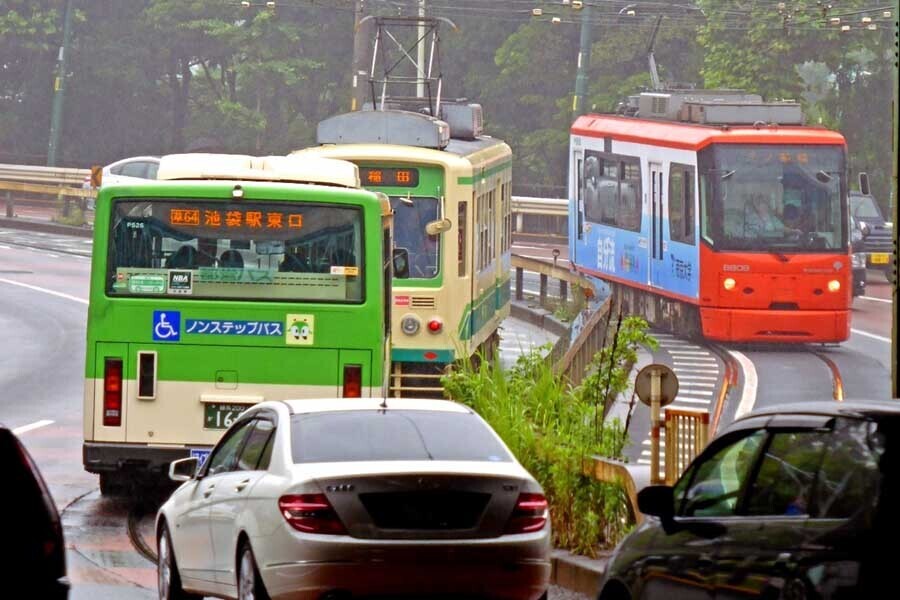 明治通りを自動車に囲まれて走る都電荒川線。路面電車といえば「道路上を走る区間（併用軌道）で渋滞に巻き込まれる乗り物」と思うかも知れないが、宇都宮LRTは全線に亘って軌道敷内通行禁止だ。筆者撮影（画像：若杉優貴）