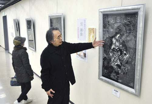 【繊細な切り絵作品が並ぶ会場＝四日市市安島の市文化会館で】