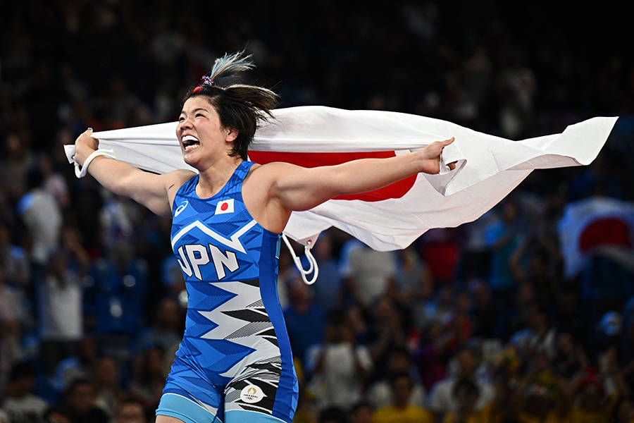 パリ五輪レスリング女子76キロ級、金メダリストの鏡優翔【写真：ロイター】