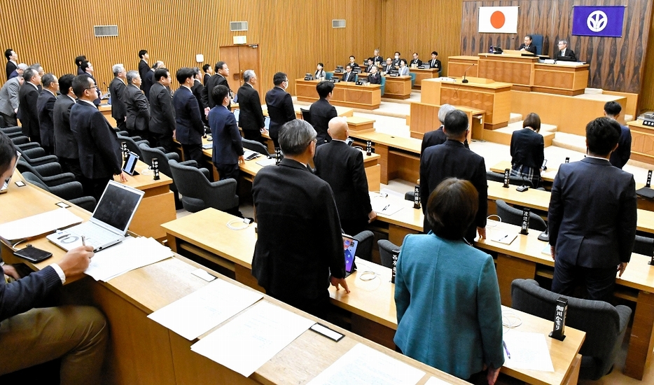 政治倫理条例の改正案を全会一致で可決した福井県議会本会議＝12月24日、県会議事堂