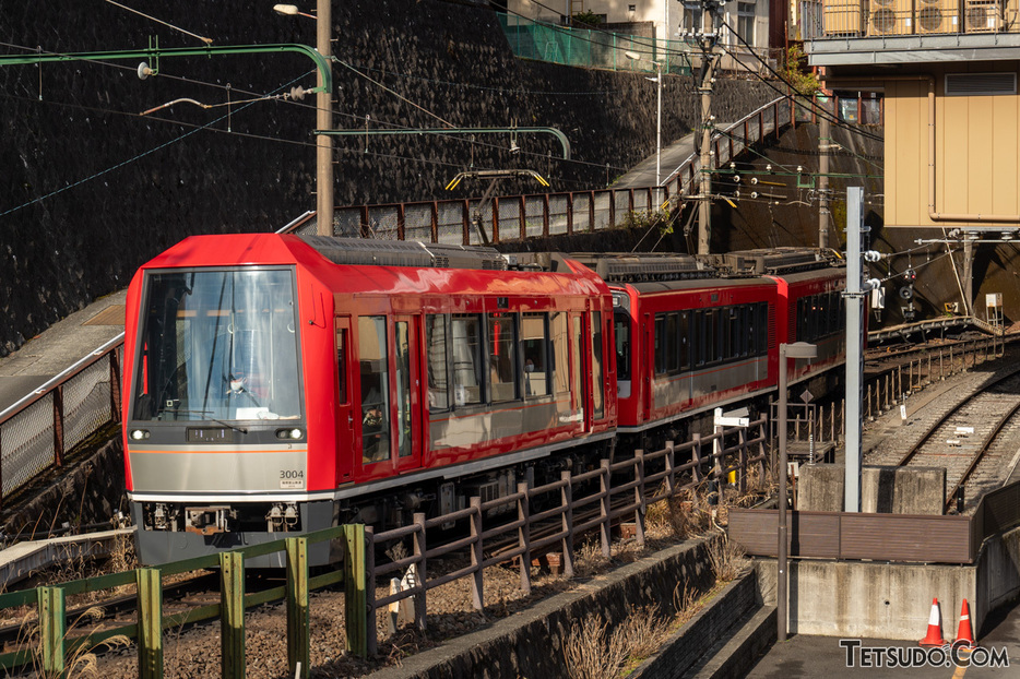 箱根登山電車の車両。この路線の運営会社の名前は、2024年4月1日に、箱根登山鉄道から小田急箱根に変わっています