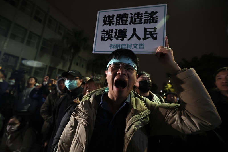 27日未明、台北市の裁判所の近くで、台湾民衆党の柯文哲主席の保釈決定を受けて喜ぶ支持者（中央通信社＝共同）