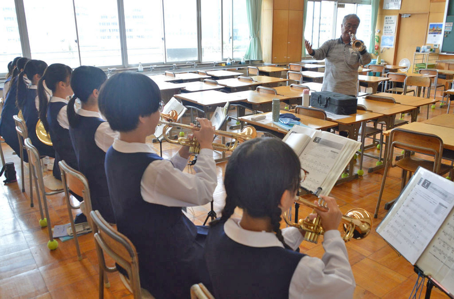 中島寛人さんの指導を受ける中学生＝11月中旬、静岡市葵区の城内中