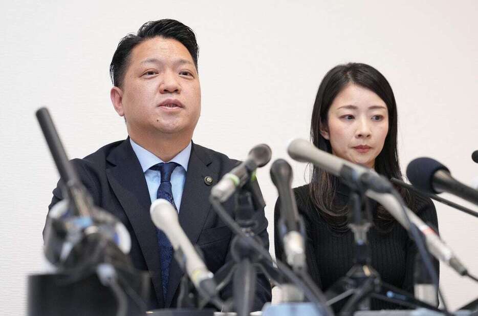 記者会見する大阪府岸和田市の永野耕平市長と、妻の紗代氏＝24日午後、大阪府岸和田市（沢野貴信撮影）