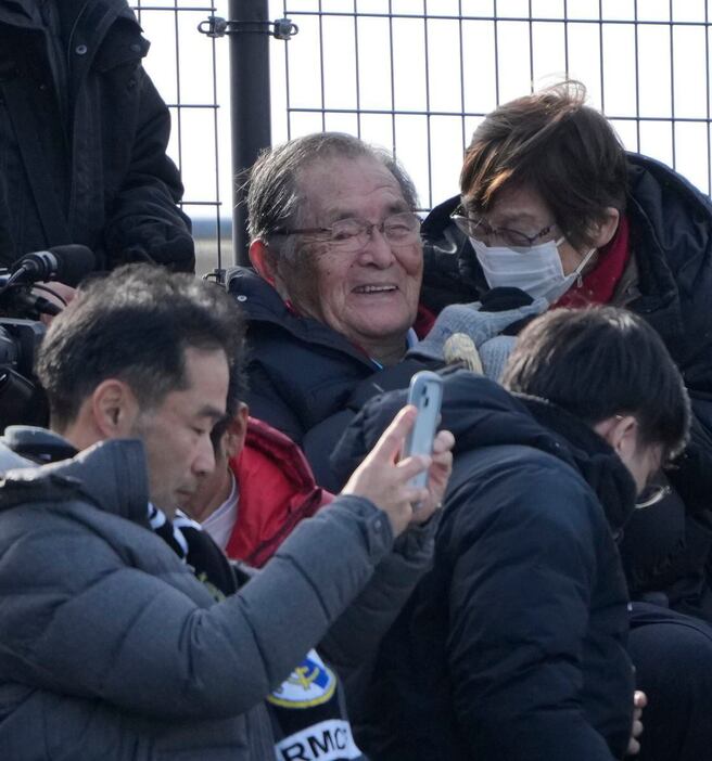 勝利して喜ぶ京都工学院・山口良治総監督＝花園ラグビー場（撮影・甘利慈）