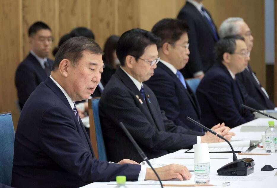 GX実行会議で発言する石破茂首相（左）＝26日午後、首相官邸（春名中撮影）