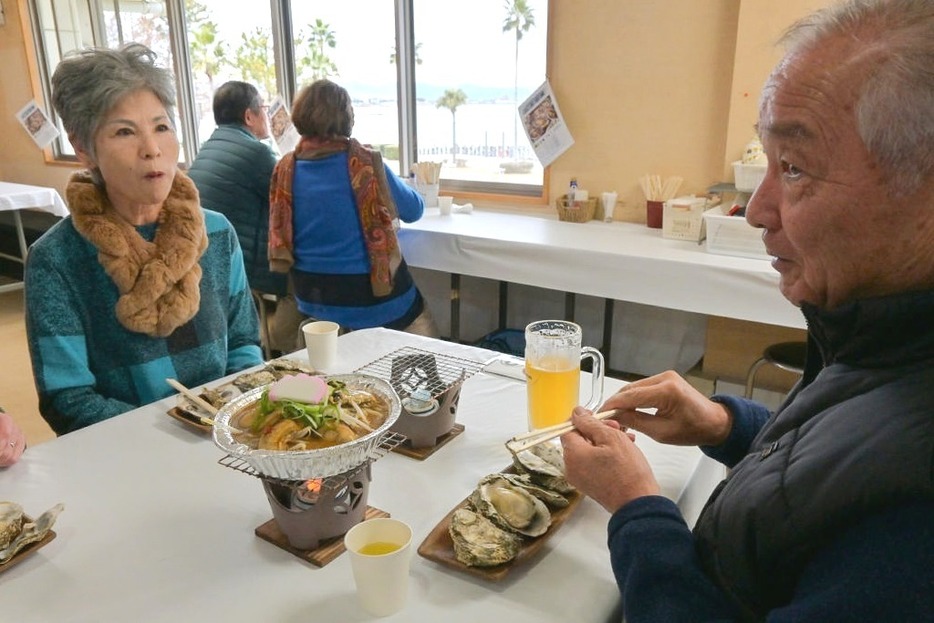 カキ料理を堪能する来館者＝湖西市新居町の海湖館